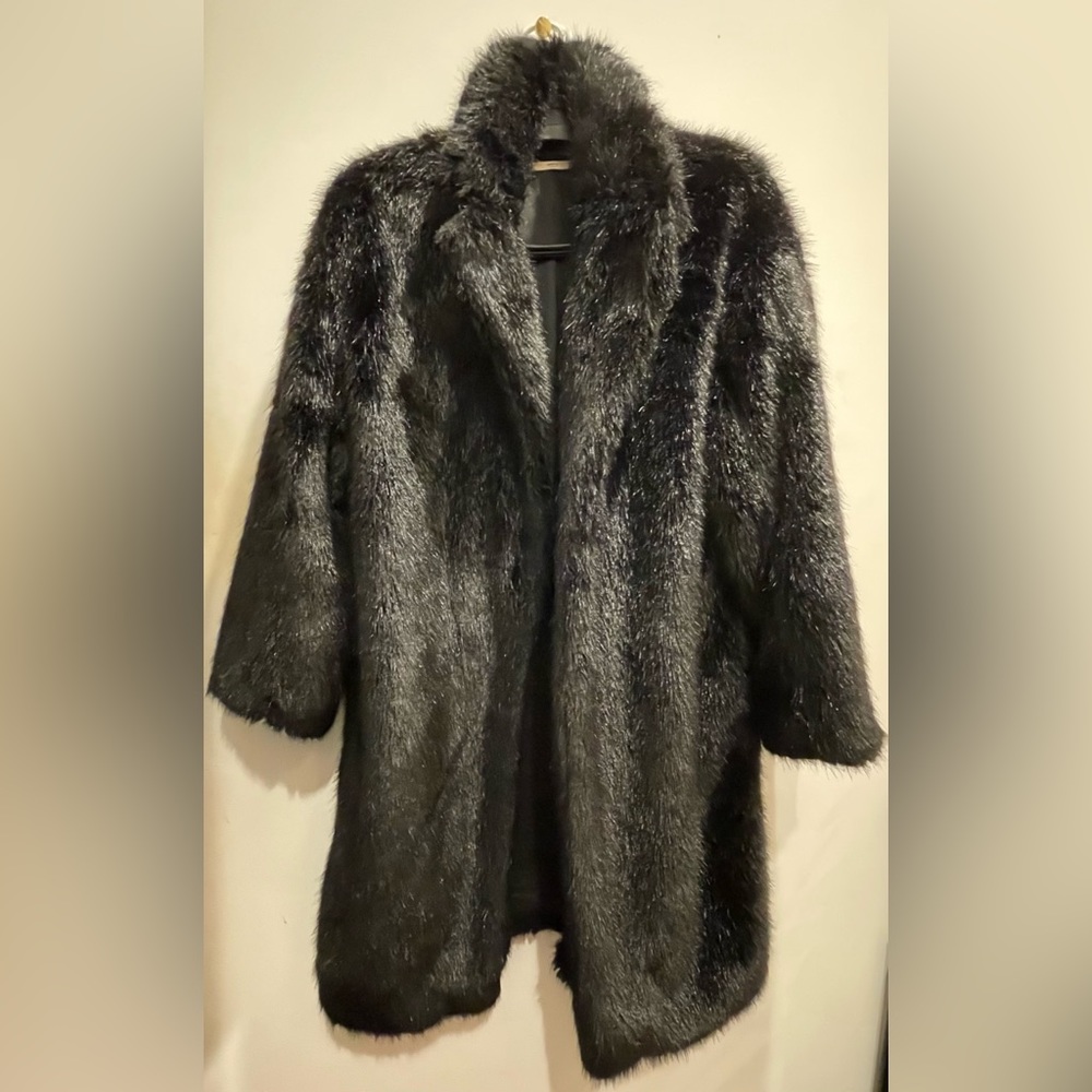 Beautiful cocoon shaped faux fur with lapel. Fits small to large. Easy to style.
